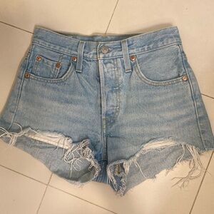 Levi’s 501 short shorts in faded blue.